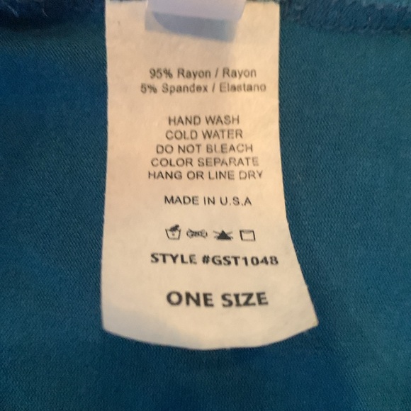 Woman’s cape style top - Picture 3 of 3